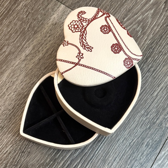 PANDORA Heart-Shaped Jewelry Box - Picture 2 of 7